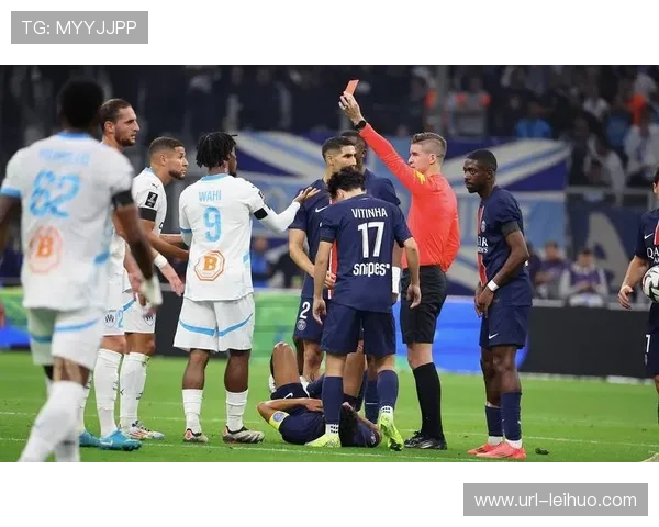 阿什拉夫踩踏犯规，裁判观看VAR后出示红牌